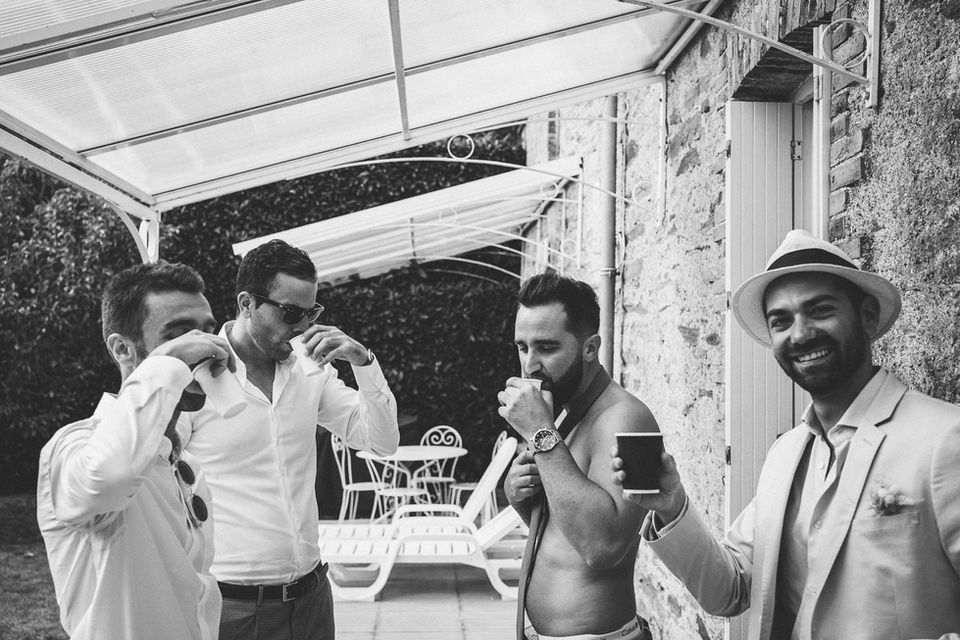 Préparatifs du marié avec ses témoins pendant un mariage décalé et fun en Loire-Atlantique