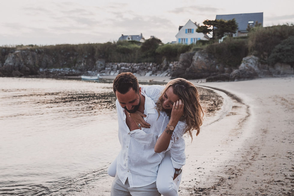 Séance photo engagement sur la côte Atlantique, 44. Photographe mariage alternatif et elopement à Nantes