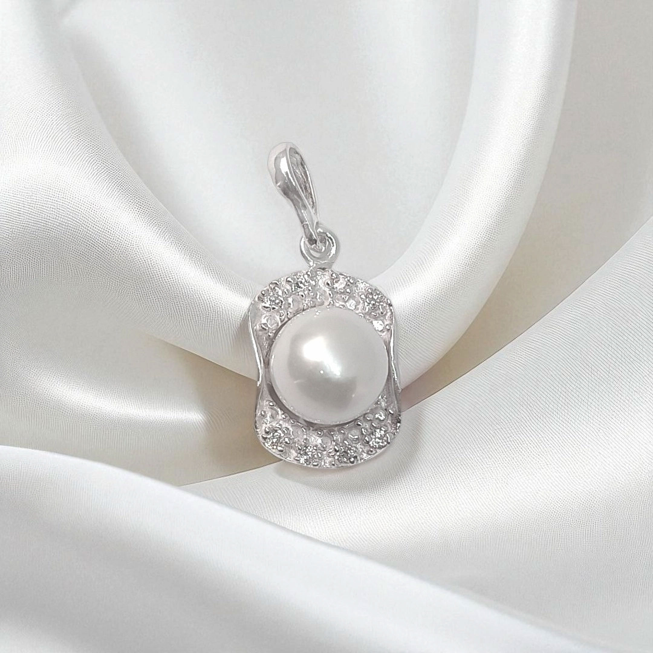 Дамска сребърна висулка с естествена перла и цирконии. Проба 925 със сертификат за качество в кутийка от AngeloSilver