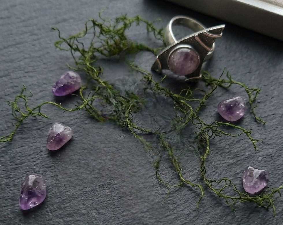 Сребърен пръстен „Аметиста“ – страничен изглед на орнамента 3 × 2 см