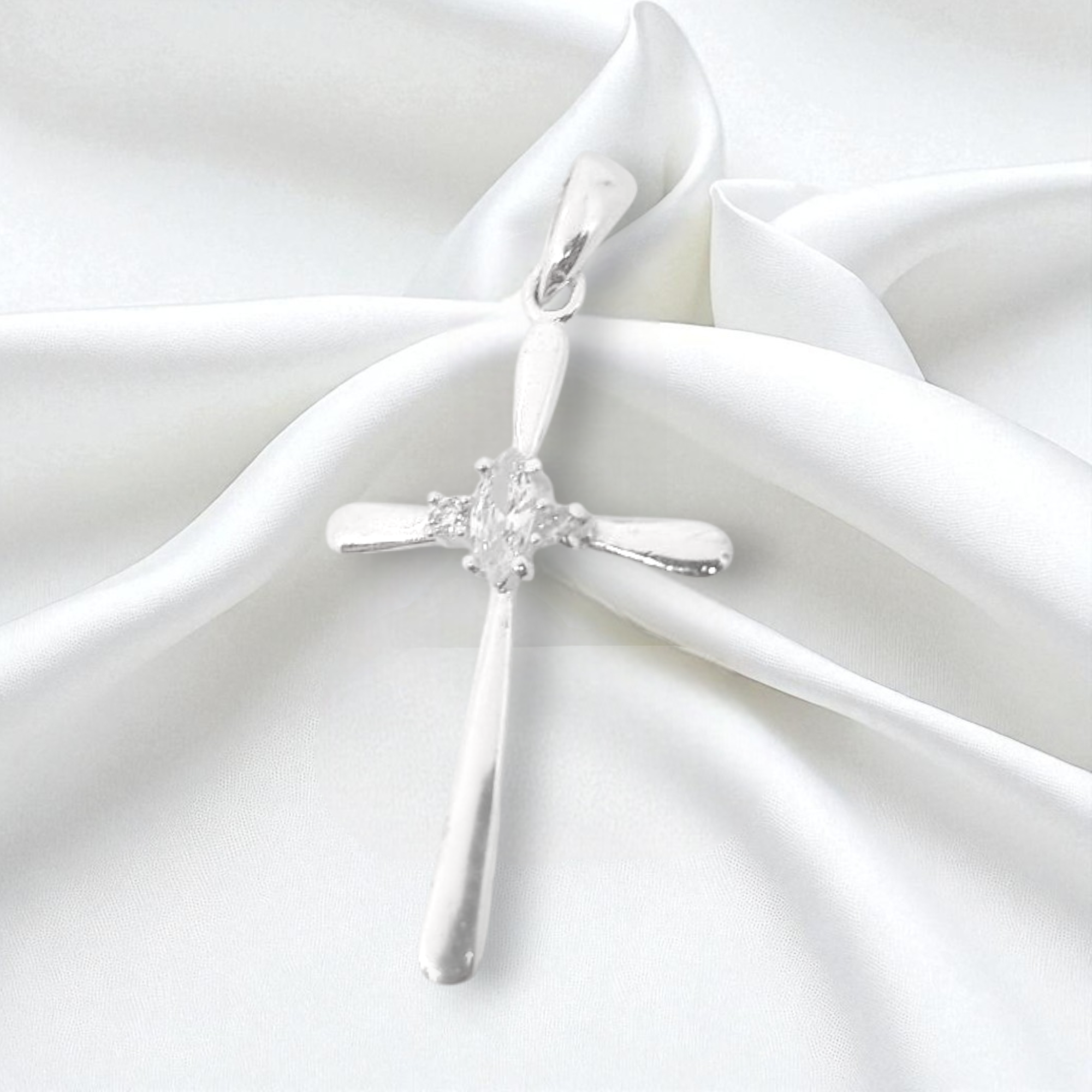 Сребърна висулка кръст проба 925 централен маркизов цирконий на бял фон