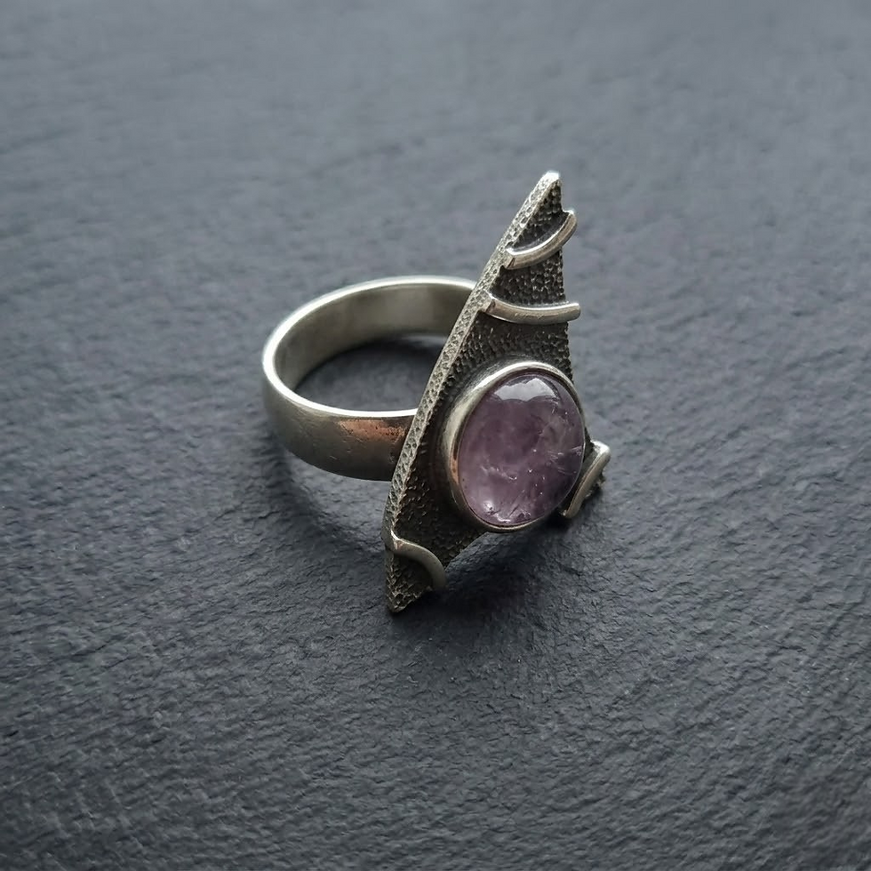 Сребърен пръстен с аметист „Аметиста“ – дизайнерски арт модел с естествен камък 1.5 × 1.2 см
