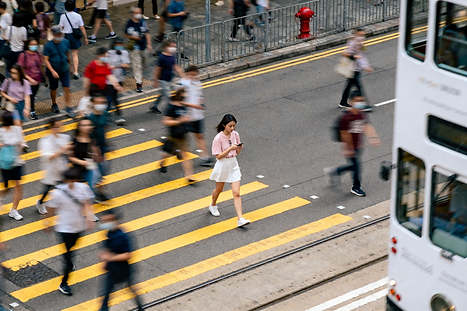 jimeng-2025-12-10-6961-以香港街头人行横道为场景，采用高空俯拍构图：画面中心是一位身着浅粉上衣 + 白色_.png