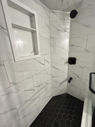 Standing shower with built-in niche