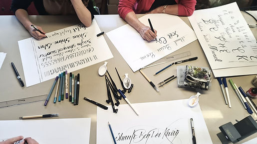 סדנת קליגרפיה מודרנית – תרגול כתיבה ביד חופשית סביב שולחן עבודה עם כלי כתיבה, דיו ודפי תרגול, בהנחיה מקצועית בקבוצה קטנה