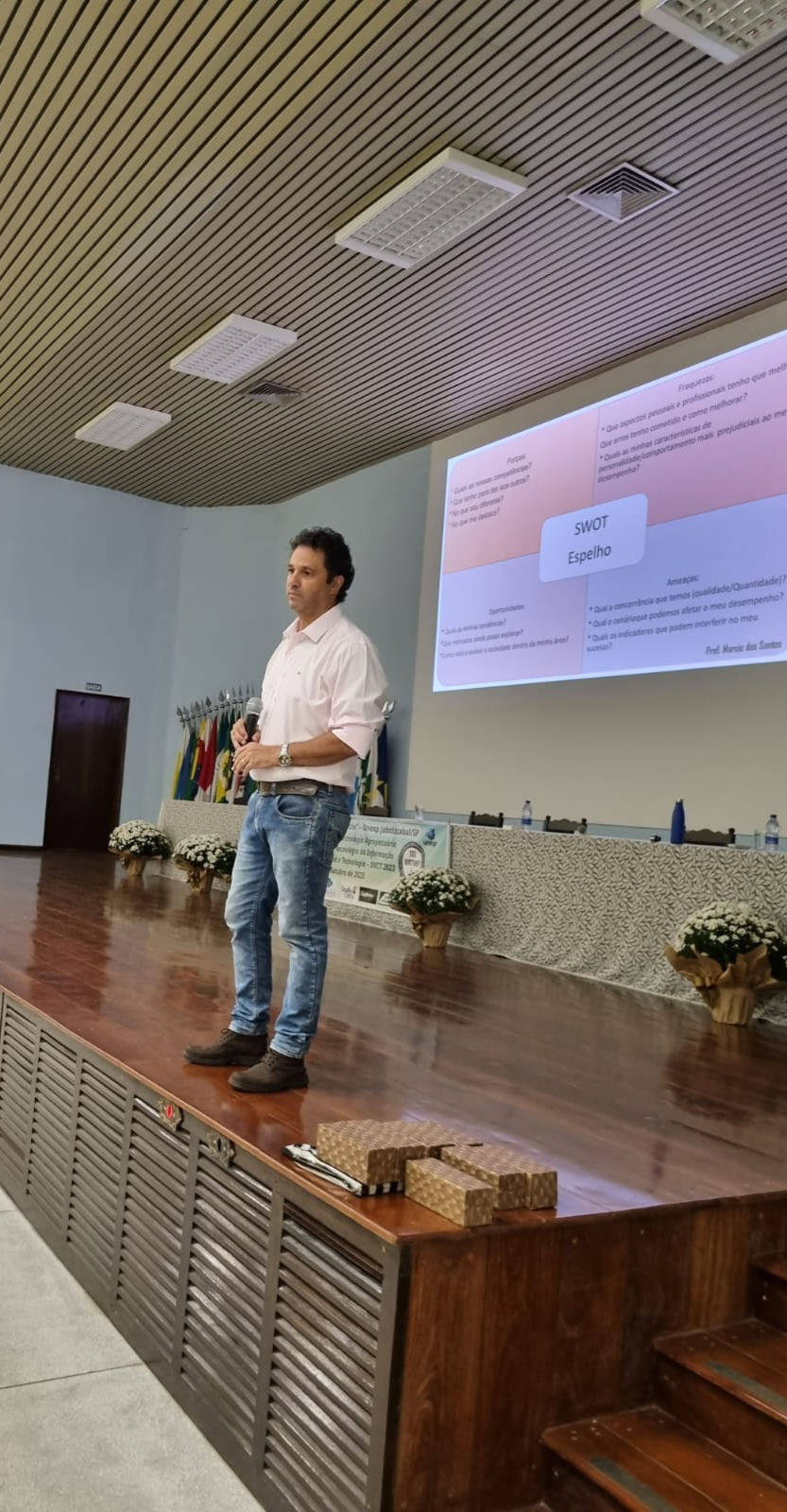 Professor Márcio em uma palestra