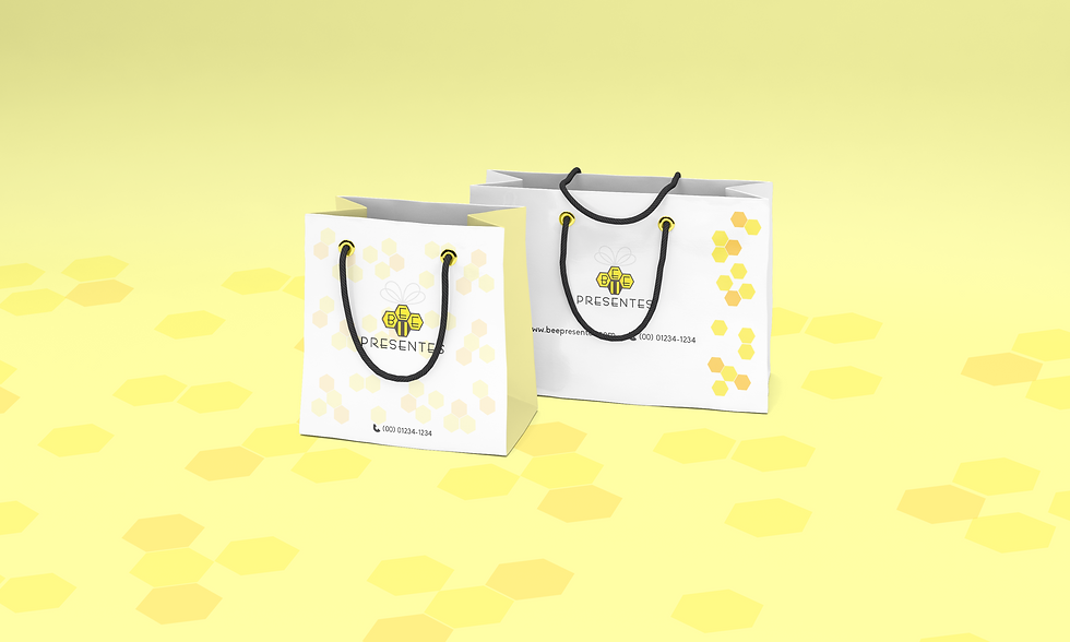 Duas sacolas de papel brancas em um fundo amarelo, as sacolas possuem estampas da logo Bee Presentes.