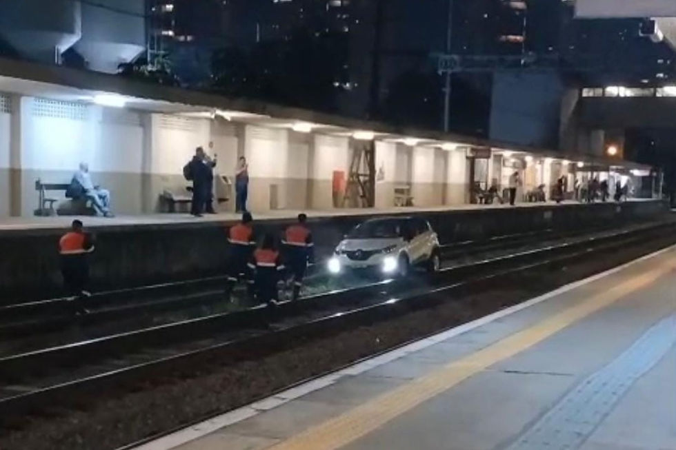 Um carro invadiu os trilhos da TIC Trens na Estação Água Branca, percorreu mais de 130 metros pela via férrea e interrompeu a circulação da Linha 7-Rubi por cerca de 20 minutos. Motorista foi encaminhado à delegacia.
