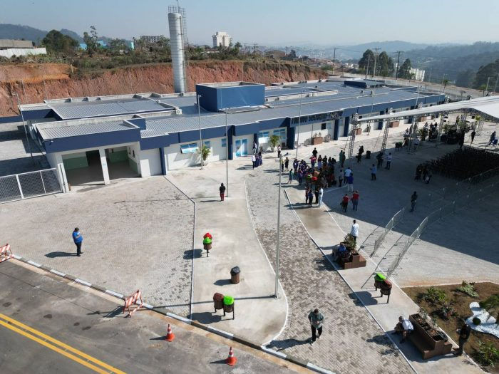Caso ocorrido em maio em Caieiras envolve jovem que teria procurado atendimento diversas vezes antes de dar à luz no banheiro do PS Central. Episódio levanta questionamentos sobre protocolos e atendimento na rede municipal.