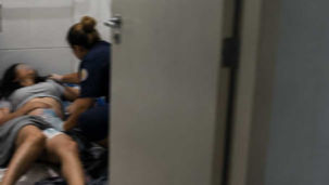 Caso aconteceu em maio, segundo informações jovem teria procurado atendimento diversas vezes relatando dores abdominais antes de dar à luz dentro da unidade de saúde; caso segue cercado de dúvidas sobre exames realizados e protocolos adotados.