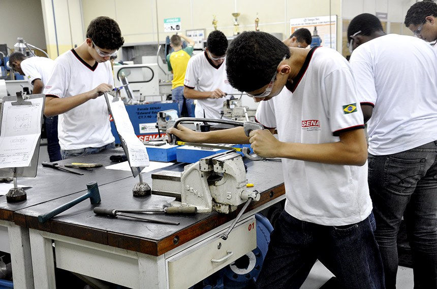 É urgente que o poder público, em parceria com indústrias e instituições de ensino, invista na reativação e expansão de cursos técnicos que preparem profissionais para as reais demandas do mercado.