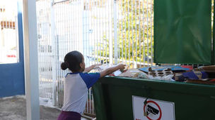 O sistema aceita materiais como plásticos, latas, papelão e embalagens longa vida. A cada entrega, os pontos são registrados no aplicativo do Ecoari, permitindo que o cidadão acompanhe seus créditos.