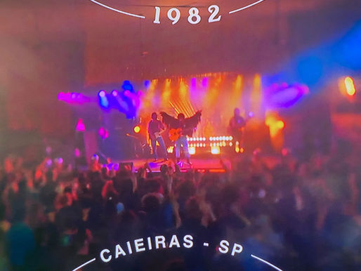 Logo no episódio de estreia, Caieiras é destaque como cenário de um dos momentos mais polêmicos da vida do cantor. Em maio de 1982, em um evento na Concha Acústica da cidade, Raul Seixas se apresentou para um público de cerca de 300 pessoas, mas em situação visivelmente debilitada. Subiu ao palco alcoolizado, errou letras, cantou de forma desconexa, o suficiente para a plateia desconfiar que não se tratava do verdadeiro Raul.