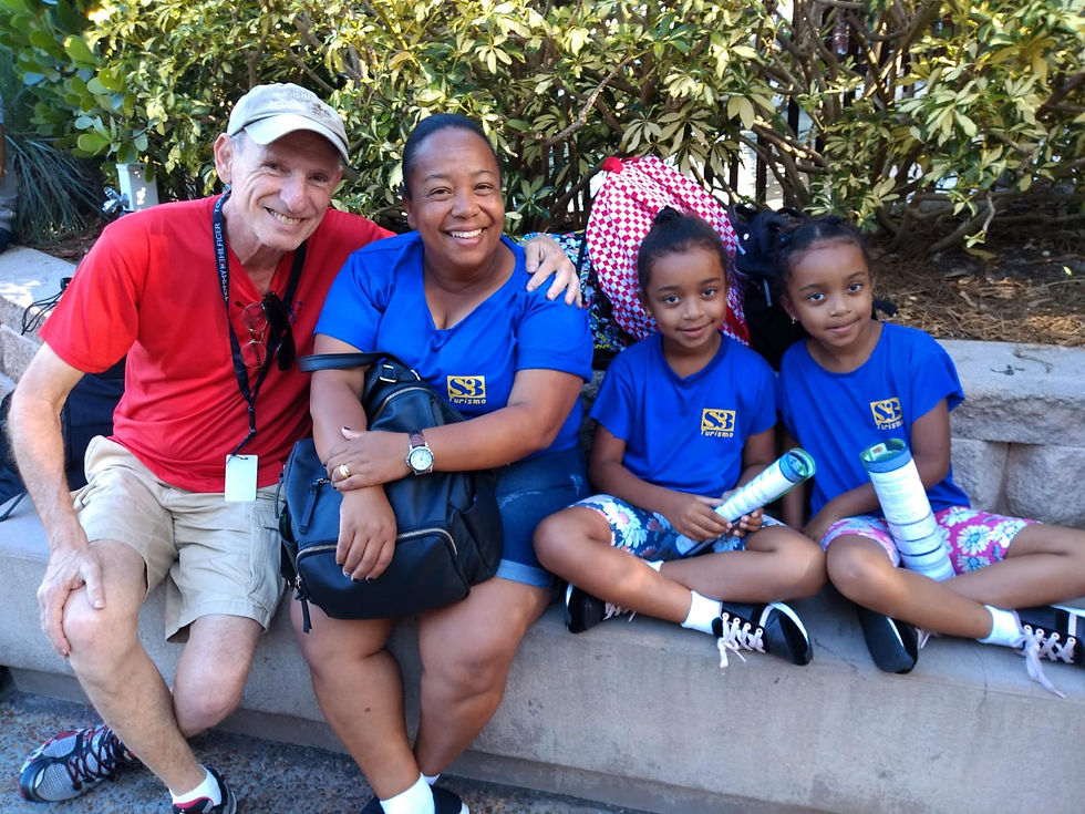 Ex-jornalista e especialista em turismo, o carioca Ioram Sheps transformou um sonho de infância em uma trajetória profissional admirável. Há mais de 30 anos organizando viagens à Disney, ele já levou cerca de 3 mil pessoas aos parques, construindo experiências que vão além do turismo tradicional.