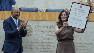 Renata Sene recebe título de Cidadã Paulistana em cerimônia na Câmara de São Paulo, reconhecendo sua trajetória pública.