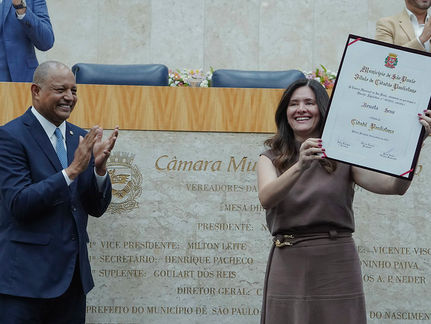 Renata Sene recebe título de Cidadã Paulistana em cerimônia na Câmara de São Paulo, reconhecendo sua trajetória pública.
