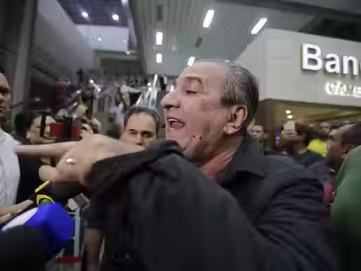 Os recentes áudios e mensagens revelados pela Polícia Federal colocaram o pastor Silas Malafaia, líder da Assembleia de Deus Vitória em Cristo, no centro de um escândalo envolvendo a família do ex-presidente Jair Bolsonaro. O caso reacende um debate essencial: até que ponto líderes religiosos podem e devem usar sua influência espiritual para moldar a opinião política de seus seguidores?