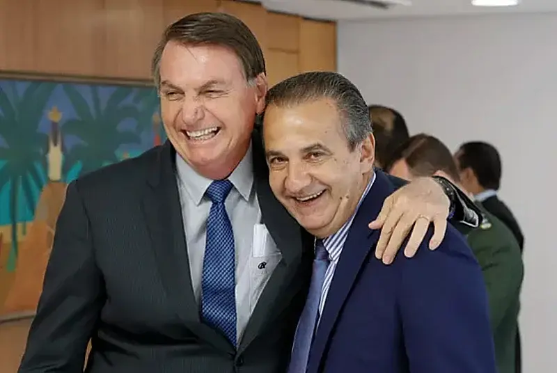 Os recentes áudios e mensagens revelados pela Polícia Federal colocaram o pastor Silas Malafaia, líder da Assembleia de Deus Vitória em Cristo, no centro de um escândalo envolvendo a família do ex-presidente Jair Bolsonaro