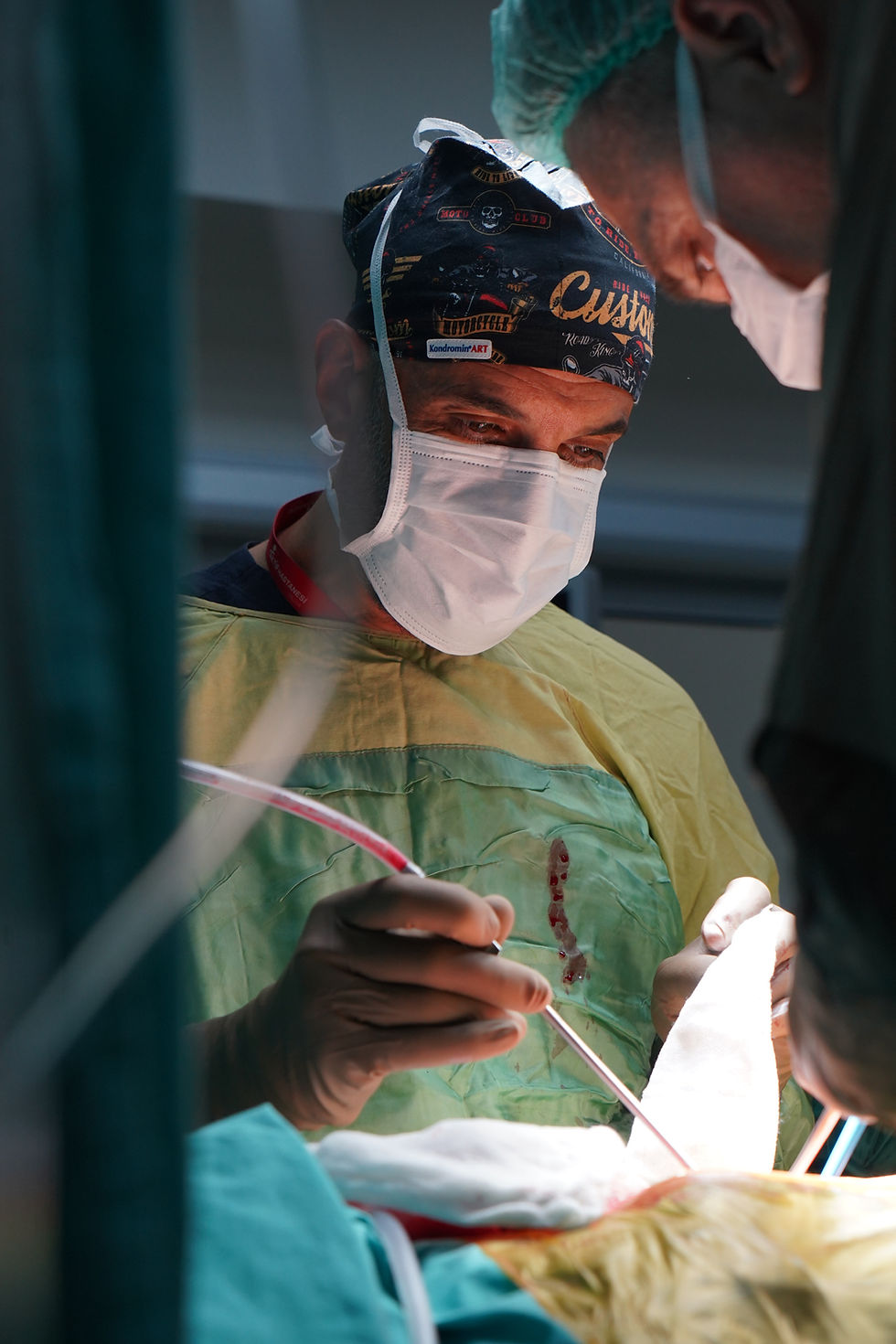 Limb Lengthening Surgeon in Turkey performing Surgery