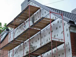 Novinky.cz: Emisní povolenky tvrdě dopadnou na majitele starších domů. Při prodeji budou muset slevit