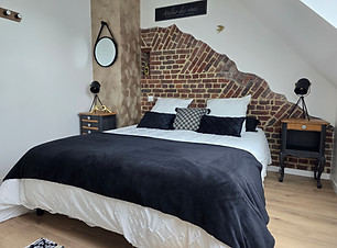 Chambre l'Hirondo avec mur de briques 