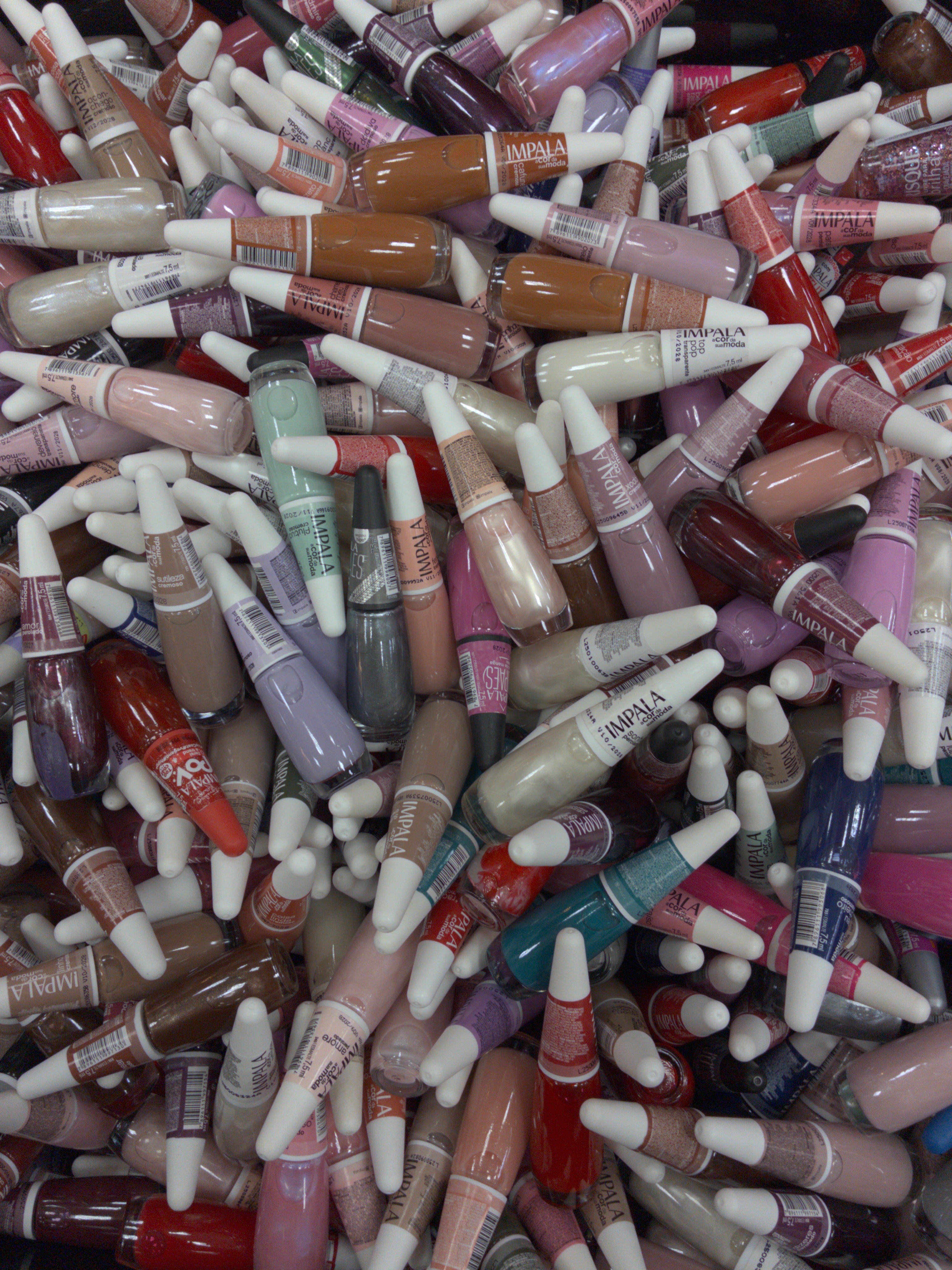 Guzz Lima Pastel-colored nail polish