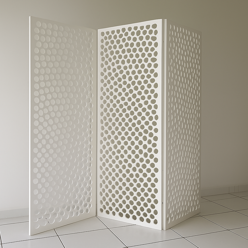 Biombo branco com recortes circulares, em piso de cerâmica clara.