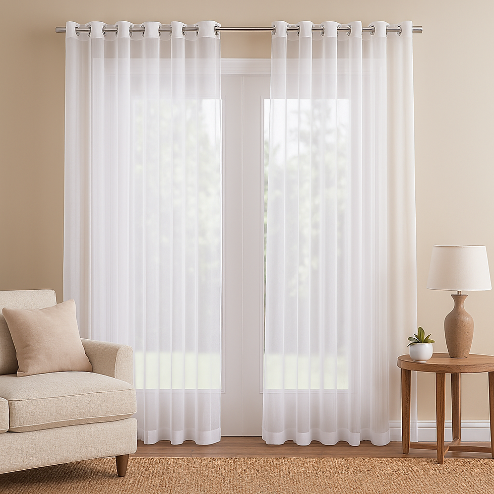 Sala com cortina voil branca e decoração neutra.