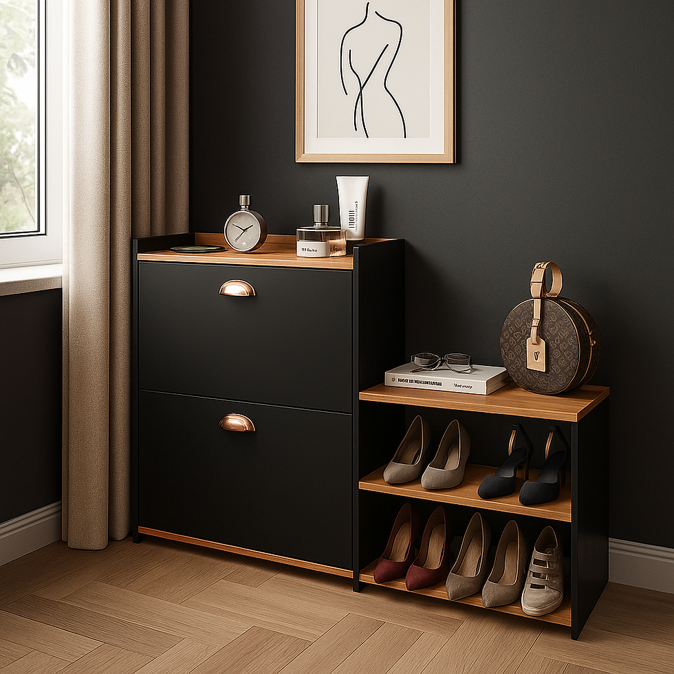 Sapateira preta com detalhes amadeirados em canto de ambiente moderno e elegante.