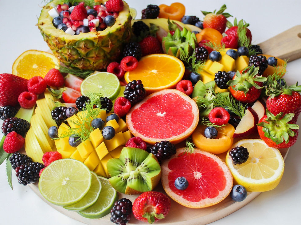 fruits colorés sur plateau en bois