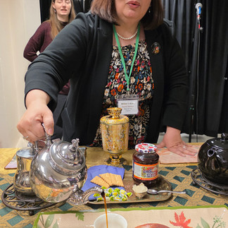 Laurie Dawson pouring Zavarka