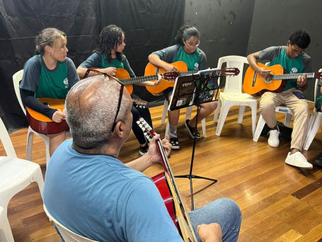 Alunos participam de apresentação na APAE