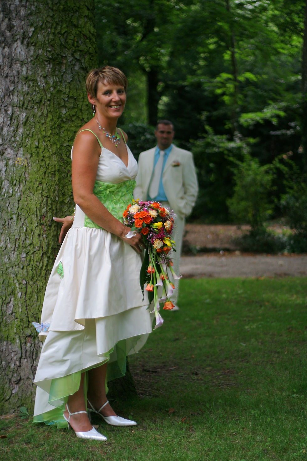Robe de mariée réalisée dans du taffetas, plissé de mousseline sur le devant