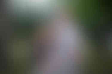 Image of two partygoers posing together in the backyard at the Mad Men gala.