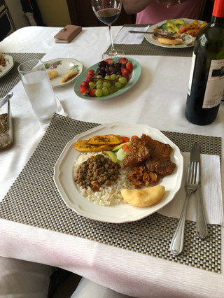 White Rice with Lentejas carne guisada and platanos