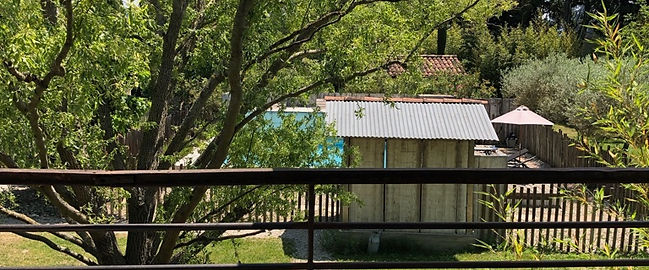cabane perchée avec terrasse offrant une vue sur le domaine