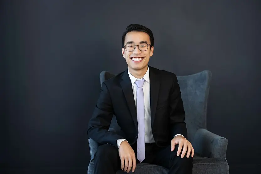 Jonathan Mak, pianiste originaire de Toronto, s’est distingué en remportant le premier Concours international de musique de Sorel-Tracy en 2024 ainsi que le premier Concours canadien de piano Bader & Overton en 2023.
Il poursuit actuellement un doctorat en interprétation pianistique à l’Université Rice, où il étudie sous la direction du pianiste de renommée internationale Jon Kimura Parker.
Jonathan est également récipiendaire des bourses de la Fondation musicale Sylva Gelber en 2021 et 2023, ainsi que du Prix Walter Prsytawski 2023.