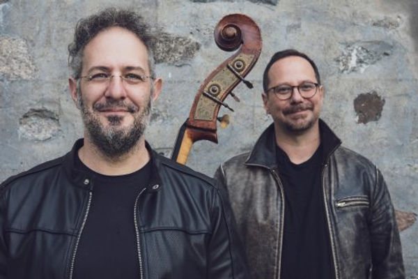 Le troisième album de Nicolas Boulerice, en duo avec son acolyte Frédéric Samson, sortira à l’hiver 2024. De ce nouveau disque sera proposé un concert, voix et contrebasse, consacrés à cette forme de musique qu’ils aiment appeler le cool trad. Résolument à contre-courant des tendances actuelles de la musique traditionnelle québécoise, Cool Trad est un projet qui mets de l’avant les textes et la poésie des anciens, soutenue par une musique emprunte de respect de la tradition comme aussi, prête à replacer le répertoire choisi dans de nouveaux contextes. C’est un spectacle de chanson où une certaine forme de lenteur et de mélancolie rencontre le rythme des mots et le swing, aux frontières du jazz. C’est un dialogue constant entre le répertoire trad et les deux protagonistes qui, par une approche dénudée des marqueurs normalement associés au genre, font naître un nouveau contexte d’écoute. Inspiré du Cool Jazz et du mouvement beatnik des années 50, la pulsation est plus calme, l’émotion au-devant, puis les histoires au cœur de l’interprétation.