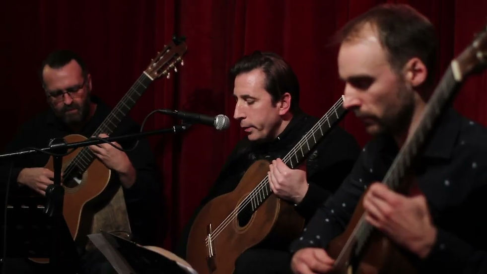 Le concert Légendes vivantes est un concert de musique et poésie qui rend hommage à des gens ordinaires ayant des vies extraordinaires. Comme le roi Maurice, qui consacre sa vie à faire du bois de lutherie, et autres travailleurs ou travailleuses de l’ombre aux parcours poétique qui détonnent tant par leur cheminement exemplaire que par l’absence de reconnaissance qu’ils ont. C’est un hommage aux gens de l’ombre sur qui nous mettons les projecteurs.