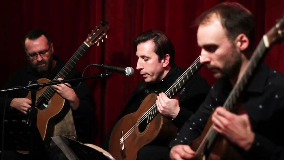Le concert Légendes vivantes est un concert de musique et poésie qui rend hommage à des gens ordinaires ayant des vies extraordinaires. Comme le roi Maurice, qui consacre sa vie à faire du bois de lutherie, et autres travailleurs ou travailleuses de l’ombre aux parcours poétique qui détonnent tant par leur cheminement exemplaire que par l’absence de reconnaissance qu’ils ont. C’est un hommage aux gens de l’ombre sur qui nous mettons les projecteurs.