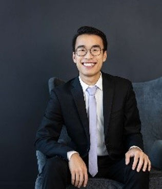Jonathan Mak, pianiste originaire de Toronto, s’est distingué en remportant le premier Concours international de musique de Sorel-Tracy en 2024 ainsi que le premier Concours canadien de piano Bader & Overton en 2023.
Il poursuit actuellement un doctorat en interprétation pianistique à l’Université Rice, où il étudie sous la direction du pianiste de renommée internationale Jon Kimura Parker.
Jonathan est également récipiendaire des bourses de la Fondation musicale Sylva Gelber en 2021 et 2023, ainsi que du Prix Walter Prsytawski 2023.