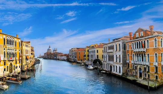 IL TURISMO DIVORATORE DI IDENTITA' LOCALI