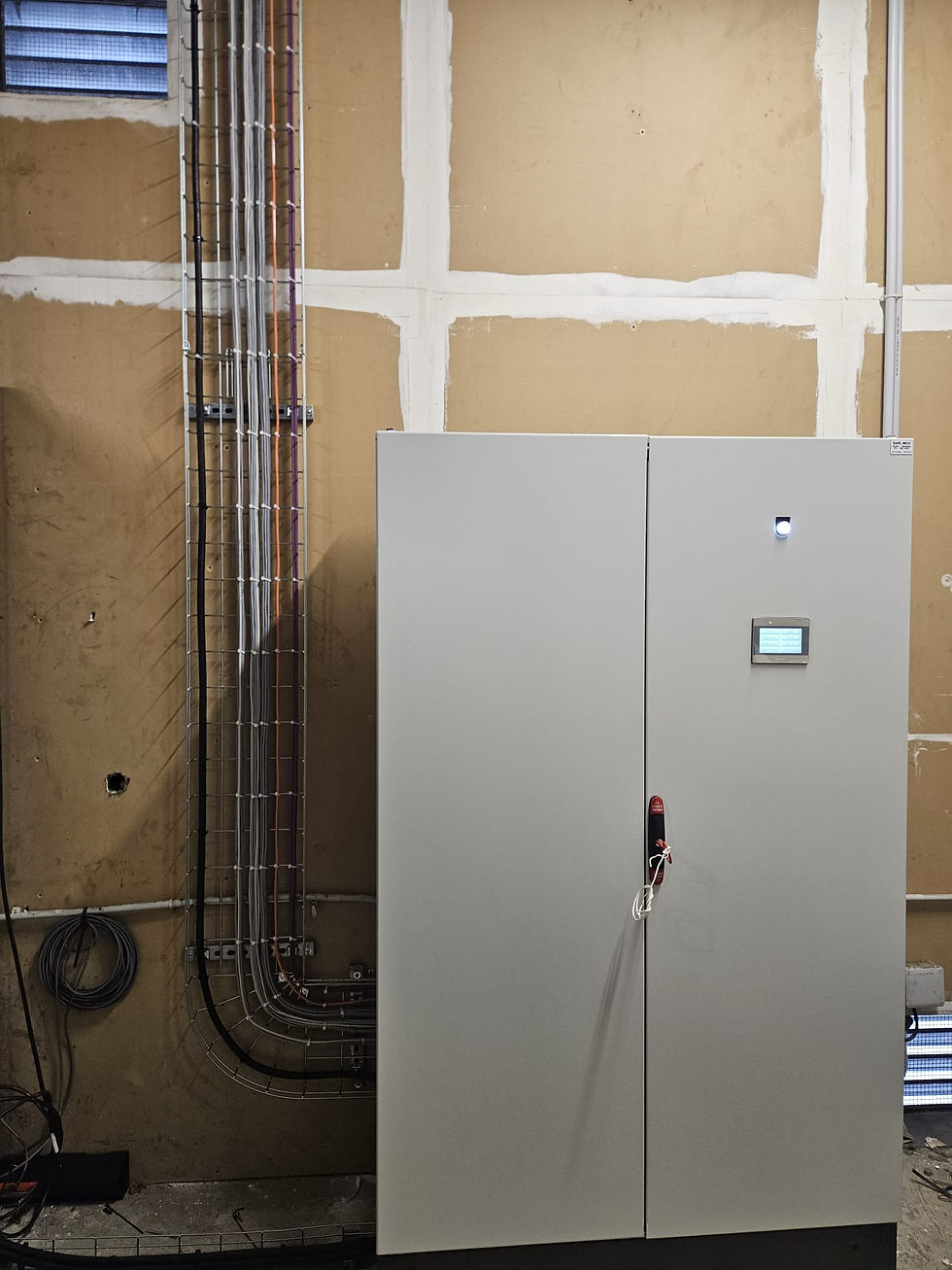 Armoire GTB principale en service câblée par JSE Électricité – supervision centrale d’un site GMS