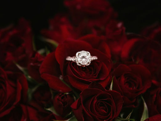 anello solitario diamante con sfondo rose