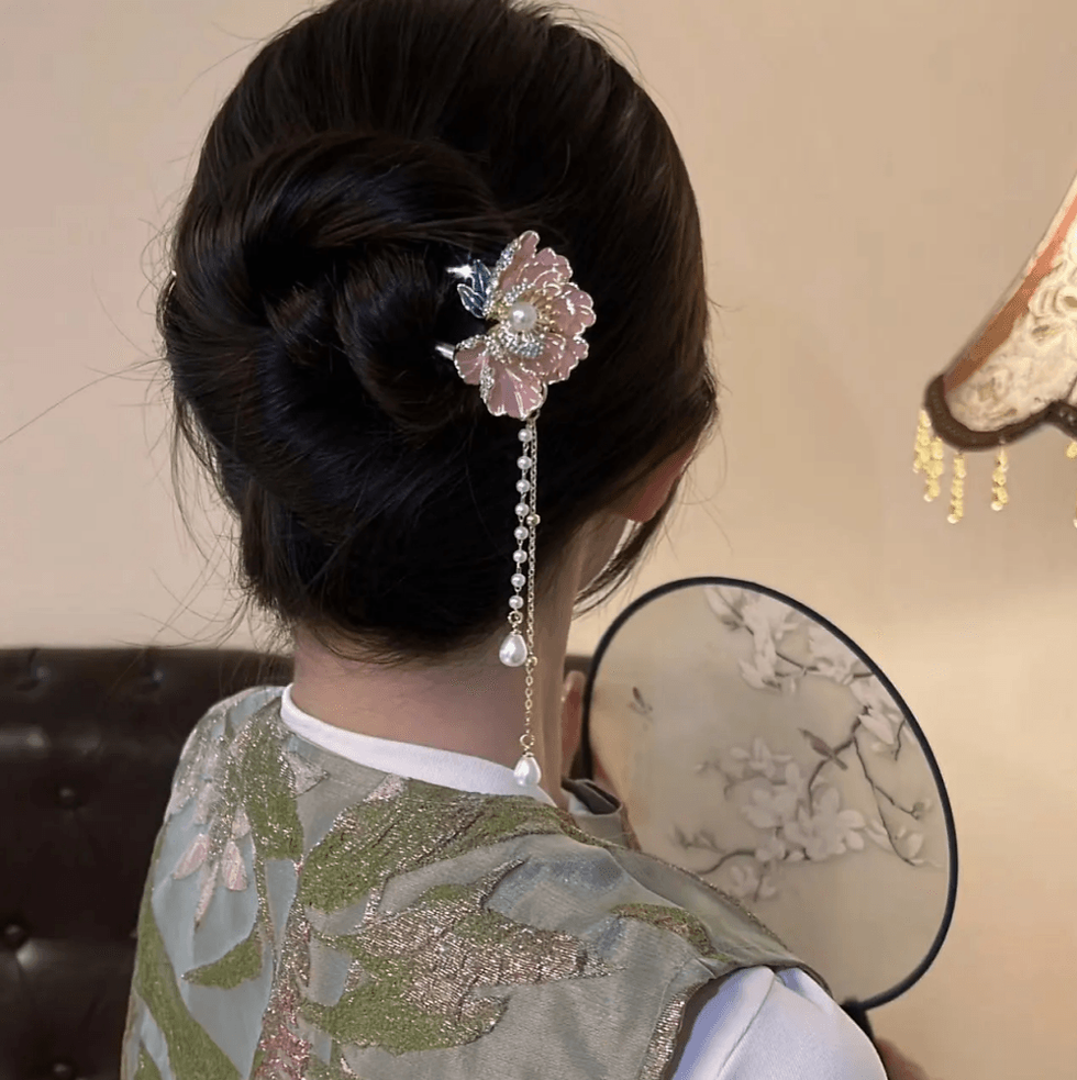 Thumbnail: Flower Hairpin with Dangling Pearls
