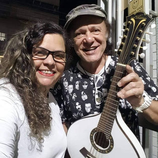 Patty Kiss tocando o presente recebido do mestre Armandinho