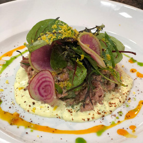 Tartare de Angus, molho grebiche, alcaparras