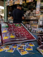 Mooca entra no clima da Copa e vira ponto de encontro para troca de figurinhas