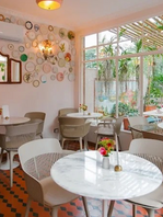 Cafés com clima de casa de vó ganham força em São Paulo e aproximam gerações