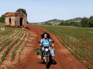 Exposição fotográfica inédita traz agricultor paranaense montado como drag queen em São Paulo